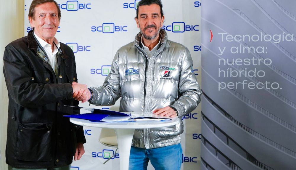 Joaquín Meseguer, consejero y director general de Nimo Grupo, y José María Gómez, CEO, presidente y fundador de Scoobic durante la firma del convenio.