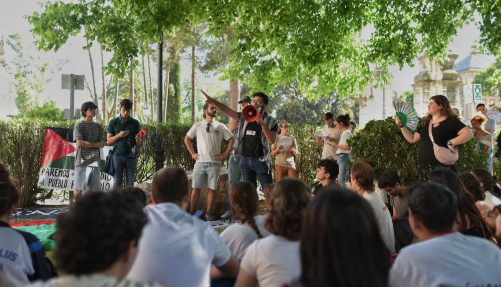 Un momento de la asamblea previa a la acampada, este lunes en la Universidad de Sevilla.