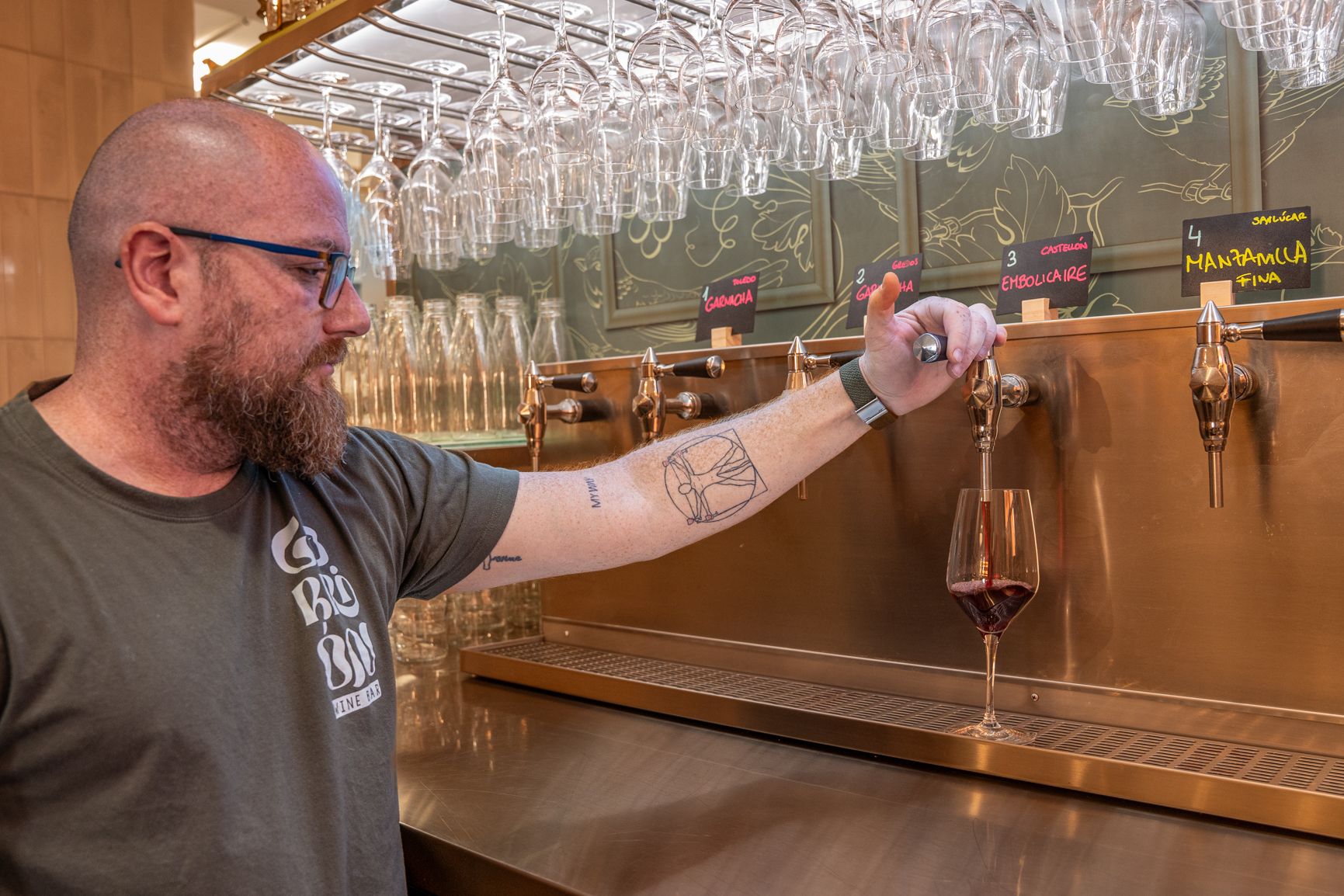 Los vinos en grifo son una de las características excepcionales en Gorrión Wine Bar.   REYNA