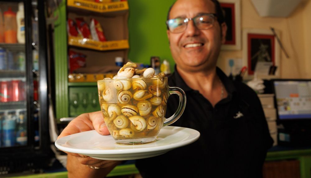 Una taza de caracoles del Bar Cristina.